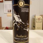 アウダシア　カベルネ・ソーヴィニョン　2021　SO2無添加　ルイボス＆ハニーブッシュ（2025年12月7日試飲） タイプ　赤ワイン 産地　　南アフリカ 麦ちゃん評価　4.2点 販売予定価格　3,835円税込 テイスティングコメント ブルーベリーのジャム、カシスなどを思わせる果実香、黒糖、チョコレート香、 杉の葉をイメージする青味の要素、ミント、コリアンダーを意識するハーブのニュアンス などが香ります。口の中に濃縮感あるブルーベリーのジャムをイメージする濃い果実味が、 グリーンテイスト、ハーブのイメージ。スパイス香などを伴い豊かに広がります。 程よい酸とミネラルに富み、ボリュームがあり骨太で力強く、タンニンは強めですが シルキーで柔らかく、荒々しいところはありません。余韻は長く、果実の旨味と共に ハーブやスパイシー感が後味に長く残ります。 濃縮感あるブルーベリーのジャムをイメージする濃い果実味、強く意識するハーブの 風味、グリーンテイスト、スパイスの風味が特徴的、ボリュームがあり力強く、 シルキーで柔らかい旨味豊かに膨らむ1本です。 合わせたい料理 ラムチョップステーキ、鹿肉のロースト、子羊の香草焼き、ミラノ風カツレツ