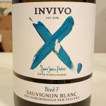 インヴィーヴォ X サラ・ジェシカ・パーカー ソーヴィニヨンブラン 2025（2026年3月25日試飲） タイプ　白ワイン 産地　　ニュージーランド 麦ちゃん評価　4.1点 販売予定価格　2,625円税込 テイスティングコメント グレープフルーツ、ピーチなどを思わせる果実香、ハープ、青草の風味、白い花を イメージするフローラルな風味、石灰質を感じるミネラルなどが香ります。口の中に グループフルーツをイメージするシトロン系のフレッシュな果実味が心地よいグリーンテイストと ハーブの風味を伴い豊かに広がります。比較的豊かで綺麗な酸と程よいミネラルを感じ、爽やかで 透明感があり、優しい旨味が素直に膨らみます。余韻はやや長く、果実の旨味と共に心地よい 収斂性が後味に残ります。 シトラスの瑞々しいアロマが特徴的、グリーンテイストとハーブのニュアンスが上品に溶け込み 伸びやかで清らかな酸が輪郭を美しく描き、透明感にあふれ、優しい旨味がエレガントに広がる ニュージーランドらしい洗練されたスタイルのソーヴィニヨン・ブランです。 合わせたい料理 スズキのマリネ、生牡蠣、トマトとモッツァレラのカプレーゼ、キスの天婦羅